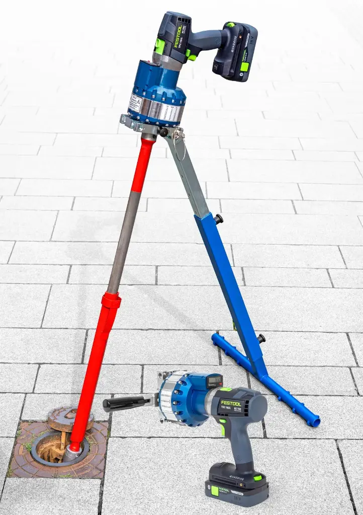 Akkubetriebener Ventilantrieb Wero GMS 650Z (bis 650 Nm) (inklusive: Winkelgetriebe, verstellbarer Stützfuß, Seitenhandgriff, teleskopische Vierkantstange, 32 mm Vierkant, 3 x 4 Ah Akkus, Schnellladegerät 6 A)